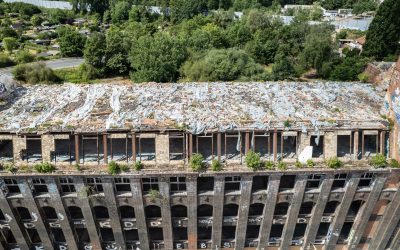 Historische Gebäude schutzlos: Dachplanen sind zerschlissen